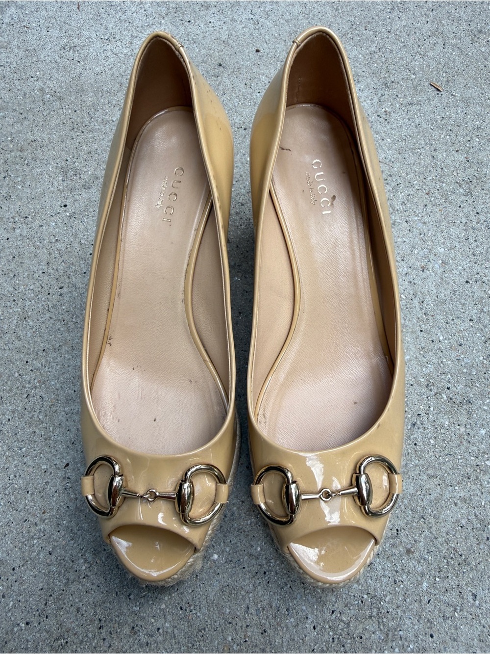 Gucci Patent Leather Peep-Toe Pumps in Beige with Gold Horsebit